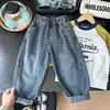 Nueva colección de otoño 2026: Ropa para niños y niñas, con estampados de letras de bigotes de gato, jeans tipo dad, jeans de pierna cónica y pantalones para niños, disponibles para venta al por mayor
