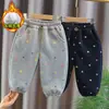 Calças térmicas forradas com fleece para crianças com estampa de estrelas, apresentando um padrão de estrelas em cores vivas, um design divertido, corte solto e punhos elásticos