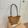 Bolso de lunares de alta gama para mujer 2026 nuevo estilo moderno simple para ir al trabajo bolso de mano tipo tote bolso de cubo de mano para Instagram