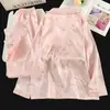Novo conjunto de pijama para primavera e outono com sutiã embutido, apresentando um design da Kitty, tecido de seda gelada, padrão espinha de peixe e um cardigã com gola de lapela
