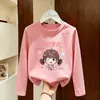 Camiseta de manga comprida para meninas para primavera e outono de 2026, novo estilo estiloso para meninas pequenas, top casual de algodão para crianças para o outono