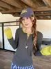 Top de punto cepillado de dos piezas falsas con costuras de color contrastante para mujer en otoño e invierno con cuello Henley abotonado y camiseta de manga larga en el hombro derecho