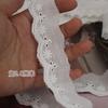 Exquisito encaje bordado de algodón puro unilateral de alta calidad con pequeñas flores blancas de lados estrechos, material de decoración para costura de ropa
