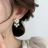 Novo Brinco de Clipe com Pérola de Trevo de Quatro Folhas e Pequena Franja Brincos Elegantes Brincos Retro de Nicho Luxo Acessível Brincos de Alta Qualidade para Mulheres