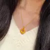 Tienda de Joyería Chapada en Oro Mismo Estilo Colgante de Barra Pequeña de Oro Cepillado para Mujer, Cadena para Clavícula Estilo Ins Lujo Ligero Diseño de Nicho para Viajar