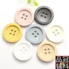 Botões de resina pintada de quatro furos estreitos laterais ligeiramente côncavos para casaco de lã simples, jaqueta corta-vento, sete cores, 15-30 mm