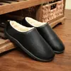 Novos Sapatos de Algodão Masculinos de Inverno para Casa Sapatos de Interior Quentes com Plus Veludo Confortáveis Chinelos de Algodão Antiderrapantes Sola Macia Superfície de Couro Impermeável Sapatos Masculinos