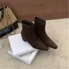 Botas Femininas Curtas 2026 Outono/Inverno Novo Estilo Botas que Aumentam a Altura Emagrecedoras Botas Elegantes de Cano Curto Camurça Bico Quadrado Zíper Traseiro Botas Elásticas