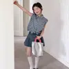 Conjunto de Camisa sin Mangas a Cuadros Estilo Coreano para Niñas Primavera y Verano 2026 Conjunto de 2 Piezas Falda de Mezclilla Versátil para Niños Atuendo de Verano