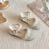 Sapatos de Princesa Chiques da Moda para Meninas 2026 Novidades da Primavera Sapatos de Couro Brilhantes Cintilantes com Pérolas Sandálias Fechadas com Solado Macio para Crianças