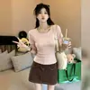 Camiseta de manga curta com design coreano e bordado de Dachshund para mulheres, estilo doce e picante de verão, gola U, versátil, modelagem justa, top moderno