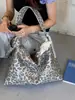 Nova bolsa tote de leopardo bordada com letras, tendência transfronteiriça, bolsa de ombro e transversal de grande capacidade, bolsa casual para garotas estilosas