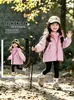 Jaqueta corta-vento para meninas, novo modelo estiloso outono 2026, casaco com capuz para atividades ao ar livre para meninas pequenas, blusa infantil primavera e outono
