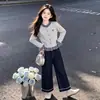 Conjunto de Dos Piezas de Moda con Cárdigan de Cuadros Patchwork y Pantalones de Pierna Ancha de Mezclilla Versátiles para Niños Mayores