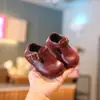Sapatos Infantis Birkenstock Primavera e Outono 2026 Sapatos de Bebê Retrô Modernos para Meninas Sapatos de Couro Estilosos para Meninos