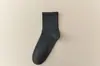 Calcetines básicos para hombre de otoño e invierno, versátiles casuales negros, blancos y grises de algodón liso, absorbentes del sudor y transpirables, calcetines simples de media pantorrilla para negocios