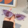 Nuevo modelo transfronterizo de gafas de sol de alta gama con adornos de perlas, protección UV, gafas de sol triangulares retro ojo de gato personalizadas para mujer