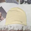Gorro casual estiloso estilo coreano com logo de metal, elegante e versátil, faz o rosto parecer menor, cool e estiloso, perfeito para outono e inverno