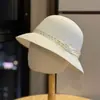 Novo Chapéu de Palha Trançada com Fita de Bolinhas para Mulheres Verão 2026 Estilo Férias na Praia à Beira-Mar Proteção Solar Chapéu de Pescador