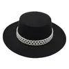 Sombrero de ala ancha francés transfronterizo para mujer estilo Hepburn Sombrilla Sombrero de fieltro Novia Ancho Novia Sombrero de jazz Cadena de perlas Sombrero de lana Negro