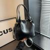 Popular bolsa de mensajero de cadena de alta calidad para otoño e invierno 2024, nueva bolsa, bolso de cubo portátil para mujer