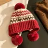 Novo estilo de gorro de tricô com forro de fleece para mulheres, espessado para aquecimento no inverno, protege as orelhas, padrão Fair Isle, à prova de frio, gorro de tricô fofo com pompom