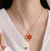 Nuevo Colgante Exquisito de Esmalte de Clavel y Girasol, Moderno y Lujoso, Cadena de Acero de Titanio, Regalo para Novia o Mejor Amiga