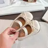Sapatos de Couro com Laço para Meninas Sapatos de Princesa 2026 Verão Novos Sapatos de Ballet Sola Macia Sapatos Individuais Mocassins de Cano Baixo Infantis
