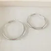 Pendientes de Aro Simples Lisos Nuevo Clásico Europeo y Americano con Superficie Brillante, Lujo Ligero, Sensación de Gama Alta, Pendientes de Aro Versátiles con Aguja de Plata para Mujer
