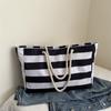 Lona a rayas casual moda 2025 personalidad elegante estilo moderno gran capacidad para ir al trabajo bolsa de hombro con cordón para mujer