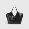 Bolso de mano tejido retro transfronterizo, bolso de hombro de gran capacidad para el día a día, bolso de mano moderno y versátil, bolsos de mujer al por mayor y hechos a medida