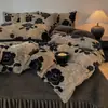 Conjunto de quatro peças em pele de coelho grau A, apresentando a cor Melard, edredom de alta densidade, forrado com fleece e espesso, juntamente com um conjunto de três peças em veludo de leite para aquecimento e um lençol com elástico