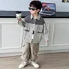 Conjunto de Ropa de Primavera para Niños 2026 Nuevo Genial y Elegante Versión Coreana para Niños Camisa y Chaqueta Conjunto de Dos Piezas Ropa de Primavera y Otoño para Bebés Moderno