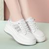 Uma geração de tênis brancos de sola grossa, malha e sola macia, novos sapatos pequenos de viagem para mulheres, sapatos esportivos casuais de verão