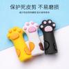 Tijeras de estilo japonés con forma de garra de gato, para piel muerta, con funda protectora, práctica herramienta de manicura anticaída, disponible en tres colores.