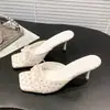 Zapatillas de moño floral suaves 2026 nuevo estilo con faldas tacones altos absolutamente hermosos sandalias francesas pequeñas para que las mujeres las usen afuera