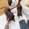 Botas de tornozelo estilo Birkenstock com sola grossa e que aumentam a altura para mulheres, nova coleção outono/inverno 2026, botas únicas com forro de fleece para aquecimento, efeito emagrecedor, botas estilo Martin britânico