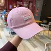 Boné de Baseball Vinho Bordado com Letra para Mulheres Novo Estilo Preppy Mostra o Rosto Pequeno Estilo K Versátil Aba Larga Top Macio Boné com Aba