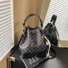 Bolsa Saco Patchwork Color Blocking Tendência Outono 2025 com Estampa para Mulheres, Bolsa Saco Transversal com Cordão, Letras e Alça Larga, Bolsa de Exportação
