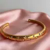 Lele Joias Best-Seller Transfronteiriço Estrela de Cinco Pontas Vintage em Forma de C Ouro Aço Inoxidável Pulseira Aberta Fresca e Fashion para Mulheres