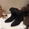 El temperamento hace que las piernas parezcan largas botas de tobillo retro occidentales de V puntiaguda con pliegues botas de mujer botas vaqueras holgadas adelgazantes nueva boca de otoño invierno