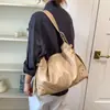 Nuevo bolso versátil 2026, bolso cruzado, bolso de hombro moderno para el trabajo, bolso de nicho para mujer, estilo retro con remaches para el hombro