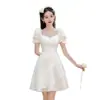 Vestido Blanco de Compromiso con un Estilo Francés de Alta Gama, Adecuado para el Registro, Talla Petite, con Mangas Volantes y Mangas Abullonadas