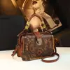 2026 Nuevo Bolso de Mano Elegante Vintage con Relieve Floral y Asa de Bambú Cuero Genuino Gran Capacidad Bolso de Mujer Estilo Étnico para Mujeres de Mediana Edad