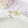Aretes de Moda Estilo Francés Lujo Ligero de Alta Gama Asimétricos Flor de Magnolia Ins para Mujer Diseño Nicho Aretes Versátiles