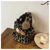 Bolso Transfronterizo con Estampado de Leopardo para Mujer, Nuevo Bolso Cruzado de Lana de Venta Caliente Otoño/Invierno 2026 con un Toque de Lujo, Bolso de Mano Tipo Cubo