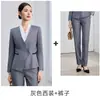 Elegante conjunto de traje y falda azul marino con cuello en V que ciñe la cintura, ropa de trabajo para recepcionista de hotel, nueva colección otoño 2026 para mujer profesional