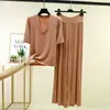Conjunto de moda feminina para o verão: calça modal casual fina de perna larga, solta, tamanho plus size, com camiseta de gola V em bloco de cores e manga de cinco pontas, como peça de sobreposição.