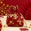 Caixa de doces requintada de alta qualidade saco dourado presente de casamento nova bolsa de doces bolsa de algodão portátil com cordão pequeno livro vermelho