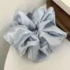 Elástico de Cabelo Scrunchie Elegante Estilo Francês em Cetim Creme para Primavera e Verão, Prendedor de Cabelo Estiloso de Alta Qualidade para Rabo de Cavalo, Adequado para o Trabalho e Férias, Acessório de Cabelo para Mulheres